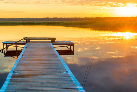 美丽风景的水平的图片一个长的木制的码头和夕阳在风景如画的湖