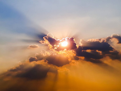 太阳和天空有云的背景, 阳光透过白云对着蓝天, bautiful 日落。太阳光线使他们的方式通过云层在日落对