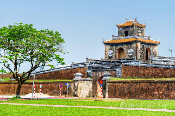 美丽的景色, 在城堡的堡垒墙上的银门在蓝色的天空背景在色调, 越南。在城堡之内是皇家城市与紫色紫禁城