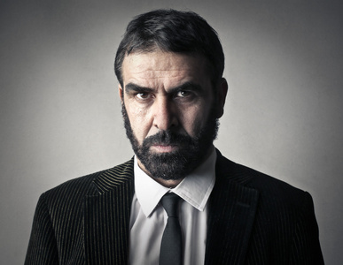 严肃的人的肖像图片