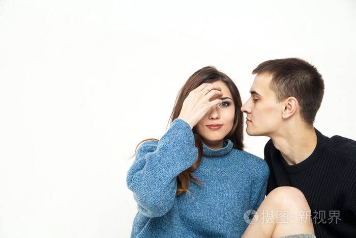 幸福的情侣在白色背景上孤立的画像.有魅力的男人和一个女人在嬉戏