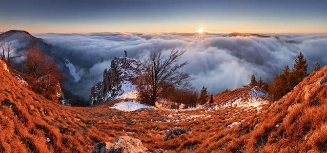 在冬天山景观在日落时，斯洛伐克云层之上