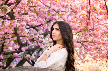 一个年轻少女的肖像, 看着盛开的樱花树