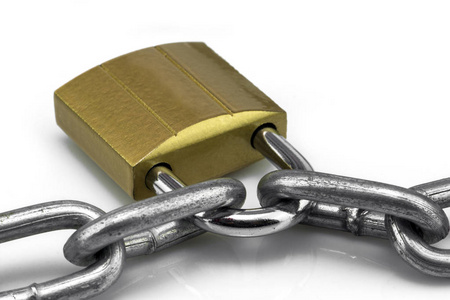 金属链和黄铜锁定挂锁在白色背景下分离