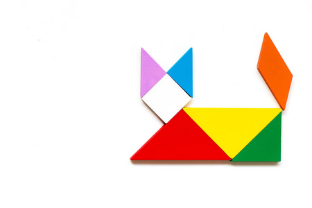 彩色木七巧板在白色背景下的猫形拼图照片