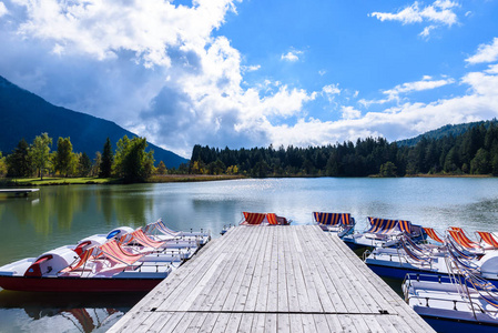 船在 Wildsee 湖在泽费尔德在 Tirol, 奥地利欧洲