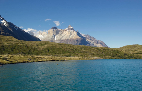 智利南部马加兰尼斯地区 Pehoe 国家公园的 Cuernos 湖蓝天景观