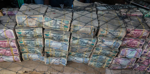 索马里兰先令 currancy 交换点在大街上的哈尔格萨,索马里照片