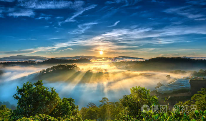 这个地方更加活泼, 温暖和宁静欢迎来到美丽的新的一天照片-正版商用
