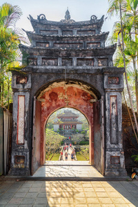 在越南色调的胡志明市的泽, 令人惊叹的景色。胡志明馆 明亮的亭子 透过大门可见。色调是亚洲最受欢迎的旅游胜地。