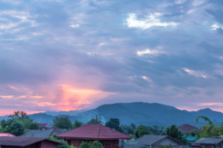 夕阳下的家的模糊形象, 日落时的房子观景 模糊背景