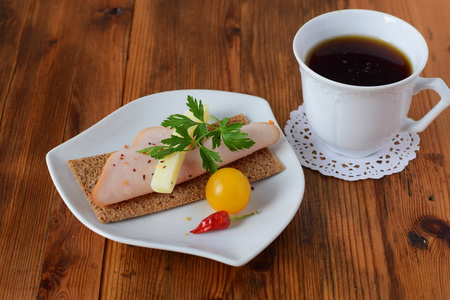 薄脆 奶酪 火腿 樱桃番茄 杯咖啡上木制的背景板。健康的早餐。健康饮食概念