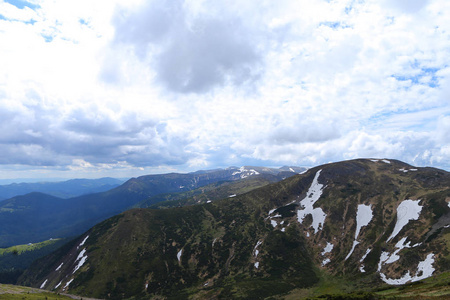 美丽的阿尔卑斯山在夏天季节与云彩在背景