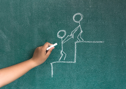 成功的 blackboa 统合了爱人的手写作剪影人帮助手攀登山岩石, 概念