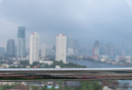 城市景观模糊照片与雨