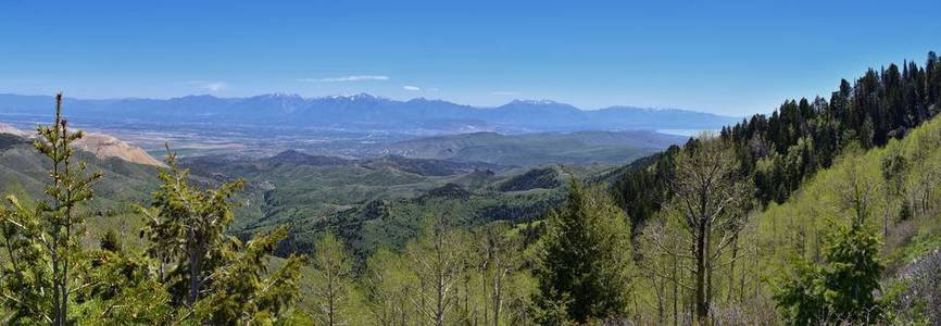 瓦萨奇前岩山从 Oquirrh 山, 由肯尼科特力拓铜矿, 犹他湖和大盐湖山谷在早春的融化雪和 Cloudscape 全景。犹他