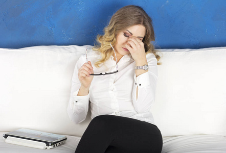 下班后的疲惫的女子.女孩的眼睛的伤害.处方眼镜照片