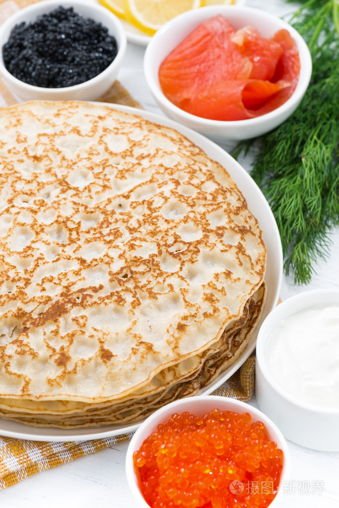 传统的俄罗斯薄饼垂直特写