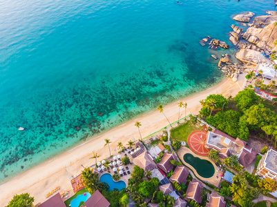 美丽的热带海滩和海的鸟瞰与棕榈树和其他树木在苏梅岛岛旅游和度假
