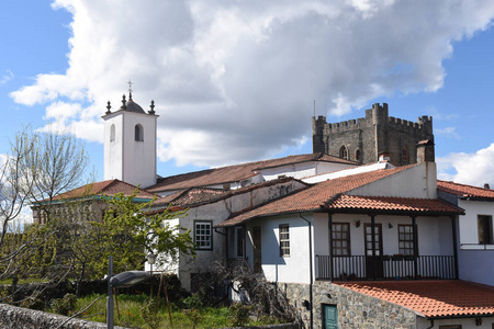 圣玛丽亚做堡，教堂和塔在背景中的城堡。Braganca，Braganca 区，北部地区，葡萄牙，欧洲