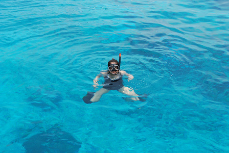 在海洋中浮潜图片