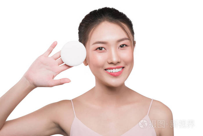 照片 可爱的女孩与黑头发举行粉扑.护肤理念.jpg