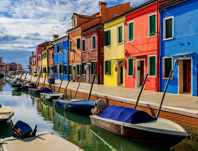 veni 附近布拉诺岛风景如画的运河和五颜六色的房子照片