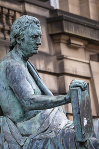 在爱丁堡的 David Hume 雕像