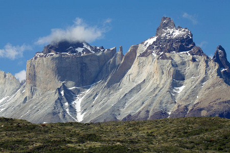 Cuernos 与典型的巴塔哥尼亚天气, 从 Pehoe 湖在马加兰尼斯地区的托雷斯佩里国家公园的看法, 智利南部