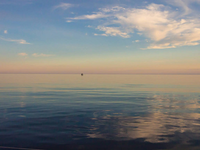 美丽的日落在亚得里亚海, 黑山, 从帆船捕获