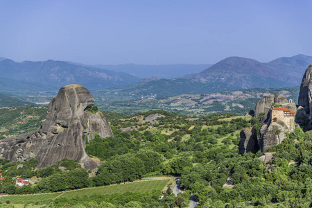 古修道院圣流星位于希腊中部的塞萨利平原上的高崖上。