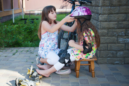 小女孩在外面的夏季积极运动的着装保护照片