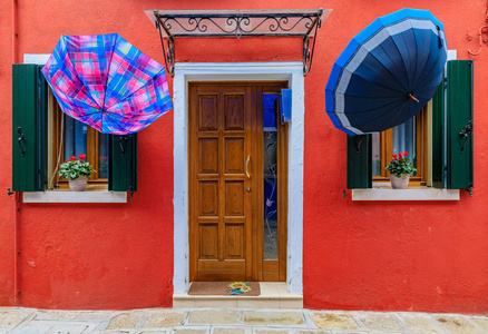 威尼斯附近的布拉诺岛风景如画的多彩的房子