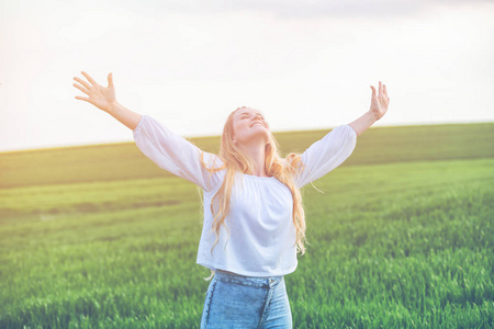 夏天的田野图片