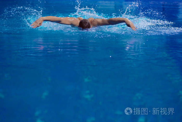 泳池里的男选手水下照片男游泳运动员