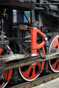 训练老蒸汽机车驱动机制和红的轮