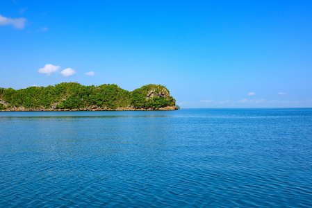 海洋的蓝色水岛