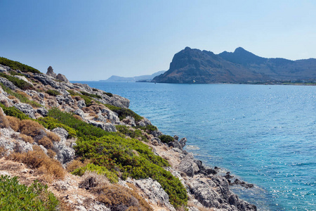 在希腊的岩石海岸 Kolymbia 海滩