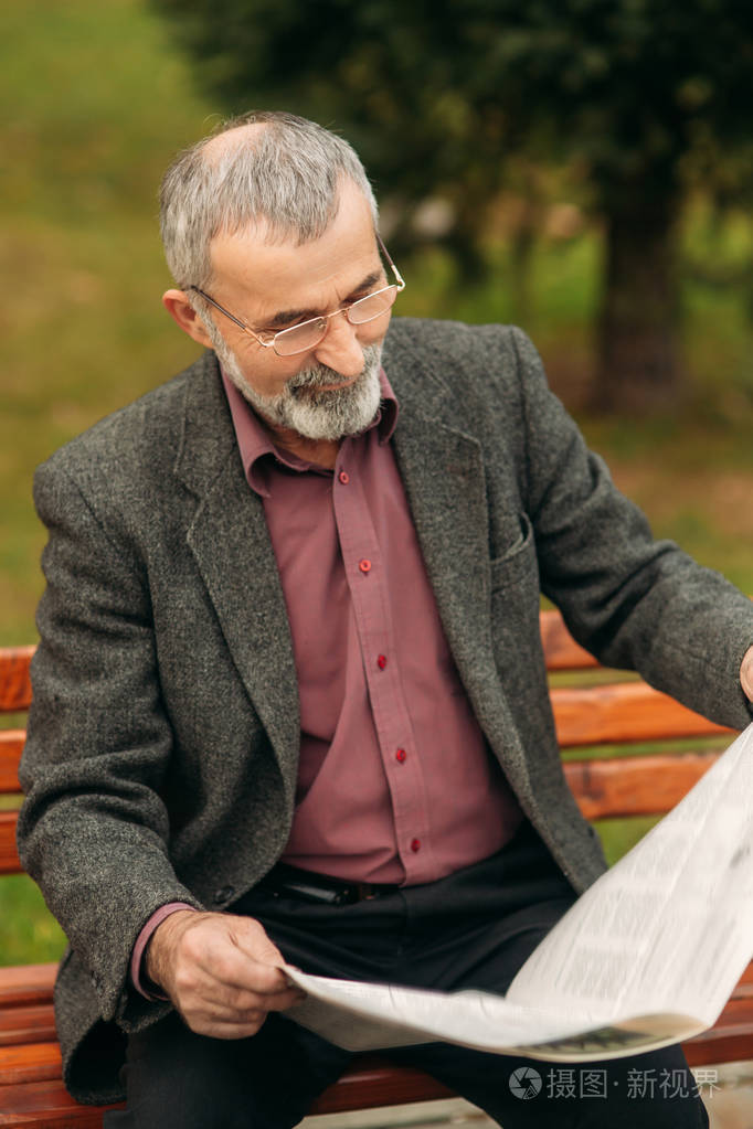 爷爷戴眼镜