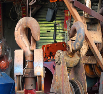 起重机用安全闩锁的大型起重吊钩照片