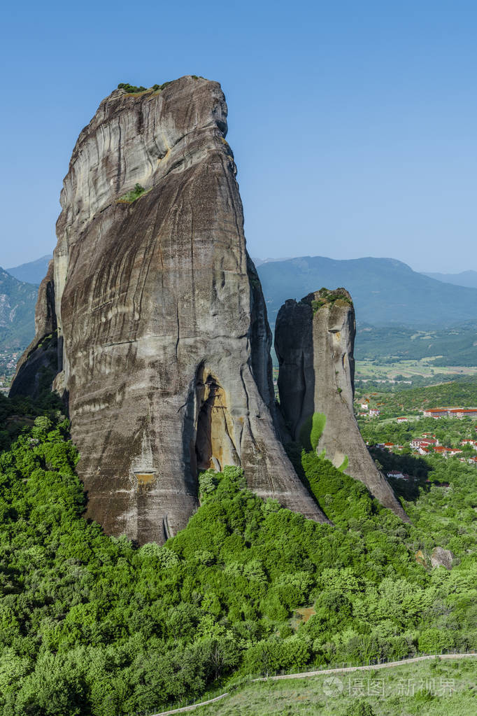 希腊中部thessalian平原上的高高峭壁被一座年轻的山橡木包围着