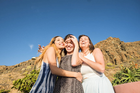 一群25岁的女孩拥抱和欢笑在一起的友谊团队.