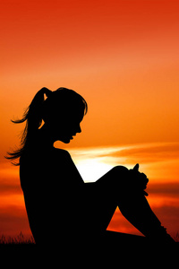 矢量平面插画美丽的女人穿着紫色的长发站在夕阳背景下, 数字艺术风格