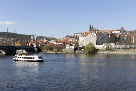 布拉格哥特式城堡与小镇之上河伏尔塔瓦河在晴朗的天, 捷克共和国