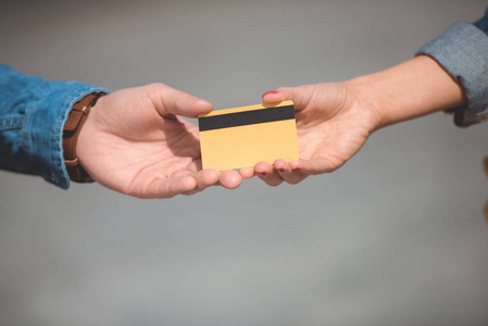 男性和女性手用信用卡裁剪照片