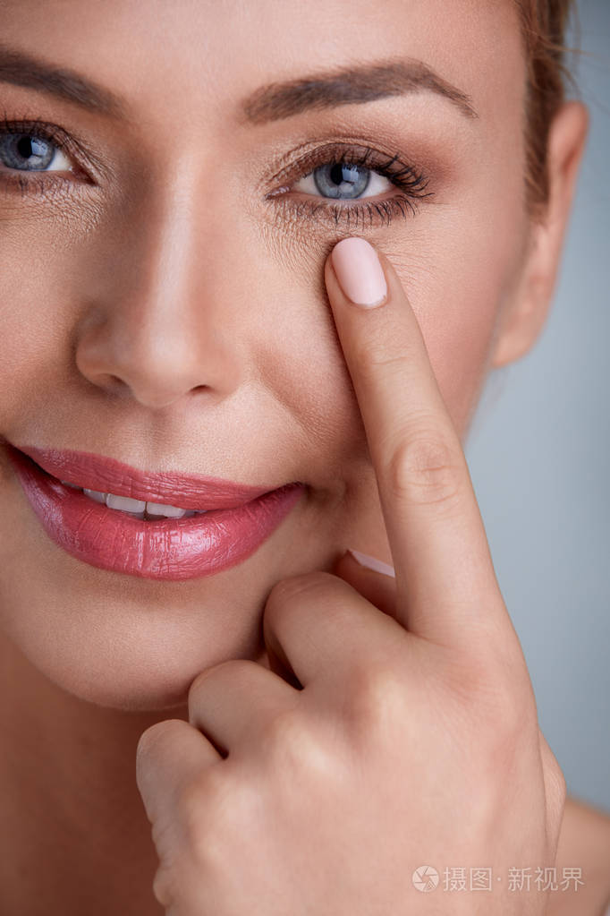 检查眼睛周围皱纹的女人