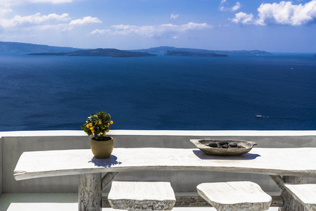 口口子岛风景如画的圣托里尼岛景观, 在一个大的木桌上橙树.