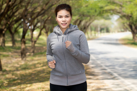 运行的女人。在慢跑的女子赛跑运动员室外道路上。你