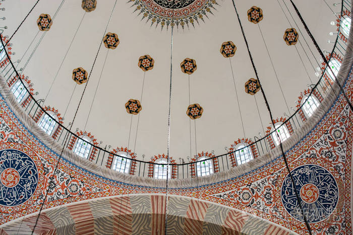 在伊斯坦布尔,土耳其奥斯曼建筑的圆顶的内部视图