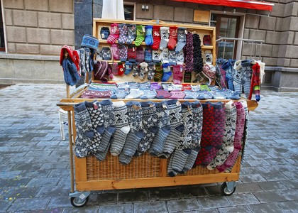 街道圣诞市场柜台针织软管及手套